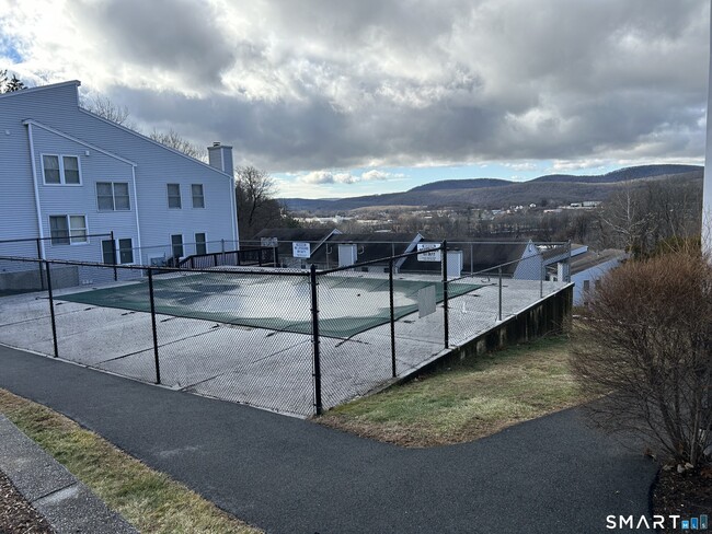 43 Valley Dr in New Milford, CT - Building Photo - Building Photo