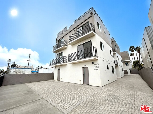 11443 Hatteras St in Los Angeles, CA - Building Photo - Building Photo