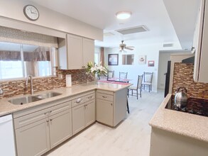 11801 N Hagen Dr in Sun City, AZ - Foto de edificio - Building Photo