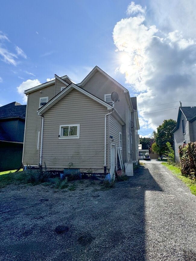 87 King St E in Chatham, ON - Building Photo - Building Photo