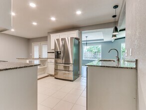 9906 Mantle Dr in Oklahoma City, OK - Foto de edificio - Building Photo