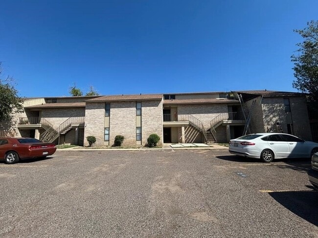 100 Hillside Rd in Laredo, TX - Foto de edificio - Building Photo