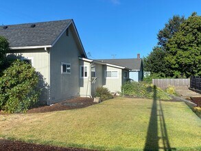 221 W Mary St in Lebanon, OR - Building Photo - Building Photo