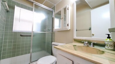 1050 Country Club Dr, Unit like new in Margate, FL - Foto de edificio - Building Photo