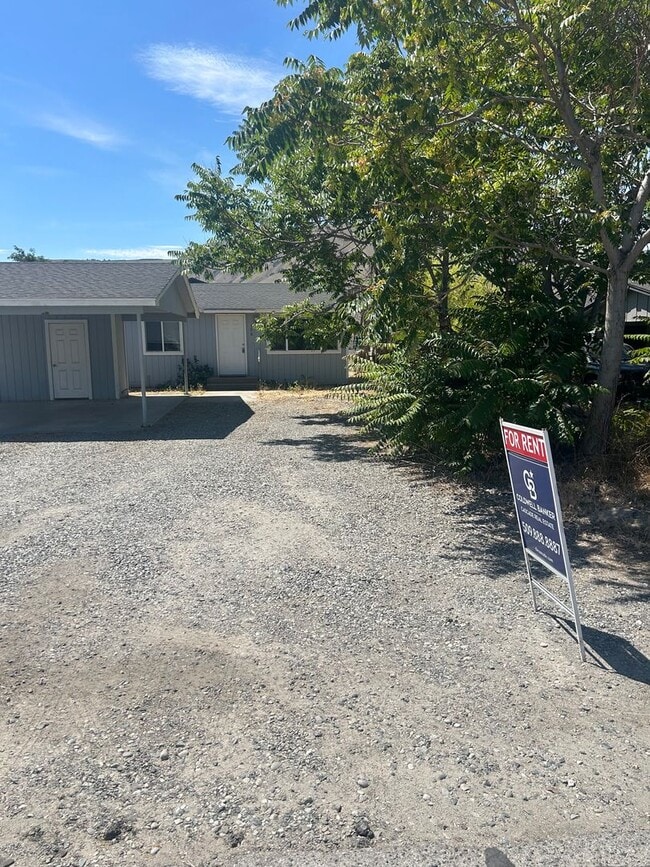 310 2nd St NE in East Wenatchee, WA - Building Photo - Building Photo