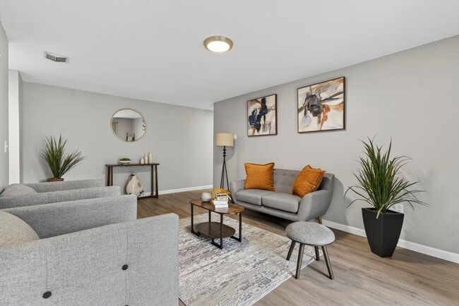 3 Louisburg Square in Nashua, NH - Building Photo - Building Photo