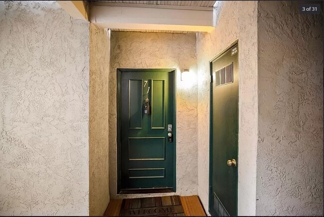 9785 Mesa Springs Way in San Diego, CA - Foto de edificio - Building Photo