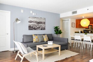 1 SE 12th St in Miami, FL - Building Photo