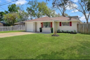 334 Pennington Dr in Alvin, TX - Building Photo