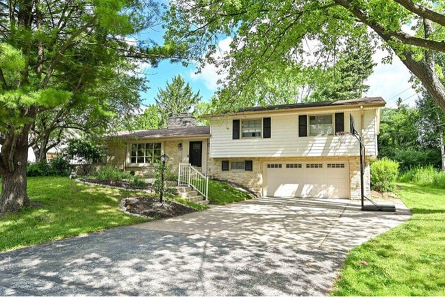 2526 W Dunwood Rd in Glendale, WI - Building Photo - Building Photo