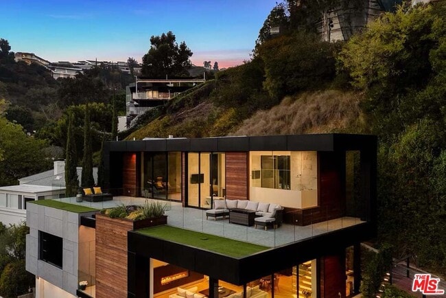 1331 Belfast Dr in Los Angeles, CA - Building Photo - Building Photo