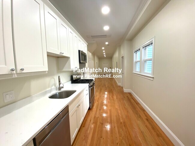 12 Harris St, Unit 1 in Brookline, MA - Foto de edificio - Building Photo