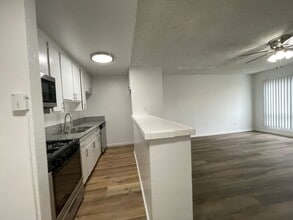 6736 Cleon Ave in North Hollywood, CA - Foto de edificio - Interior Photo