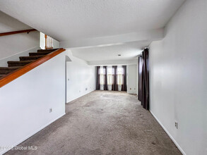 588 N Broadway in Saratoga Springs, NY - Foto de edificio - Building Photo