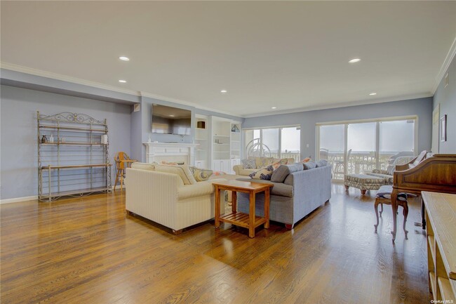 1051 Oceanfront in Long Beach, NY - Foto de edificio - Building Photo