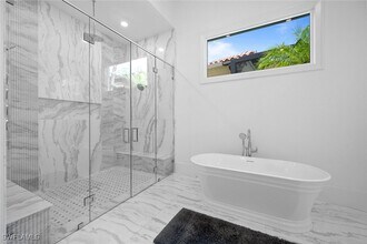 2749 Medallist Ln in Naples, FL - Foto de edificio - Building Photo