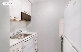 350 W 50th St in New York, NY - Building Photo - Building Photo