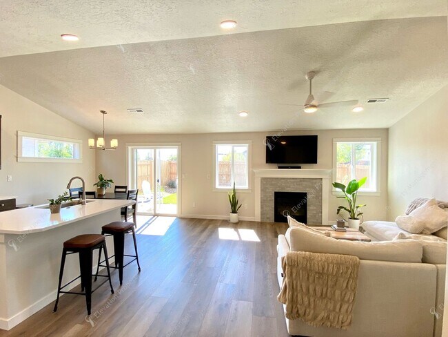 1074 NW Upas Pl in Redmond, OR - Building Photo - Building Photo