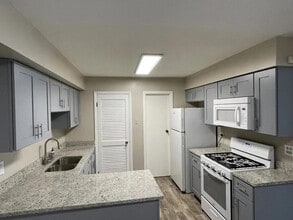 7609 Bristol Ln in Bartlett, IL - Building Photo - Building Photo