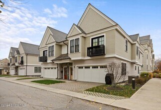 64 North Ln in Saratoga Springs, NY - Foto de edificio - Building Photo