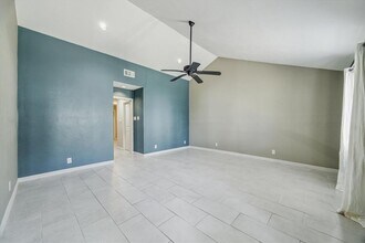 4625 Holly St in Bellaire, TX - Building Photo - Building Photo