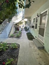 10740 Camarillo St, Unit 10740 in Los Angeles, CA - Foto de edificio - Building Photo