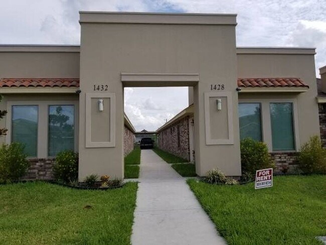 1428 Leann Rimes Rd, Unit B in Edinburg, TX - Foto de edificio - Building Photo