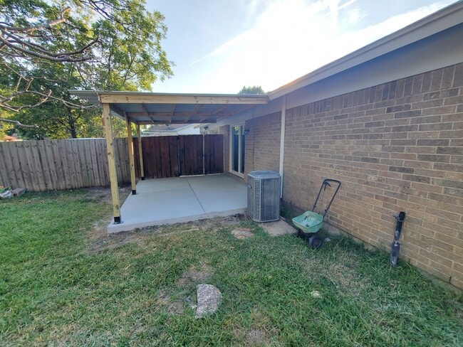 1010 Tahoe Dr in Garland, TX - Foto de edificio - Building Photo