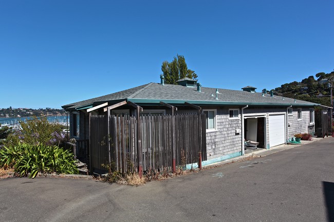 89 Girard Ave in Sausalito, CA - Foto de edificio - Building Photo