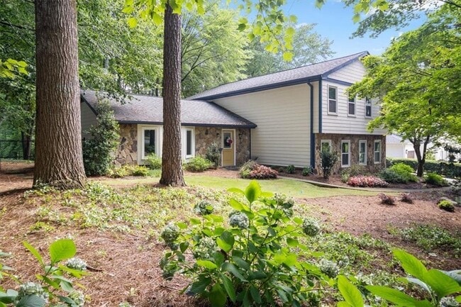 property at 4989 Kingswood Dr