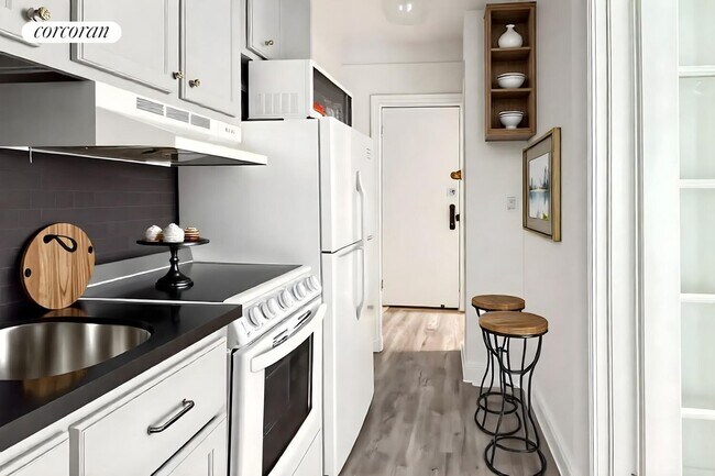 128 W 13th St in New York, NY - Building Photo - Building Photo