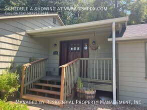 4512 SW Fairvale Ct in Portland, OR - Building Photo - Building Photo