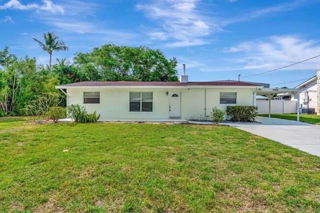 8968 SE Pine Cone Ln in Hobe Sound, FL - Building Photo - Building Photo