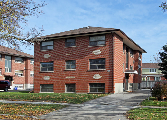 299 Montrave Ave in Oshawa, ON - Building Photo - Primary Photo