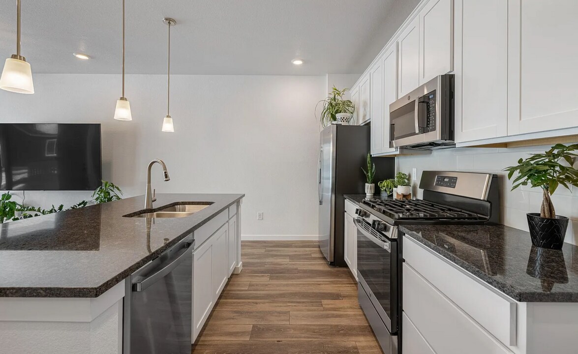 7485 W Asbury Ln in Lakewood, CO - Building Photo