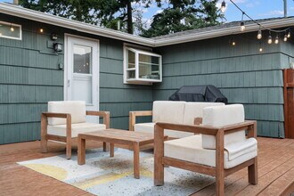 7414 SE Ogden St in Portland, OR - Building Photo - Building Photo