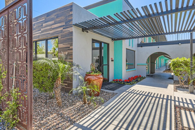 Omnia on Thomas in Phoenix, AZ - Foto de edificio - Building Photo