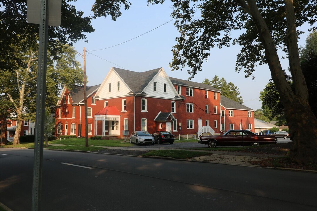 724 W College Ave in State College, PA - Building Photo