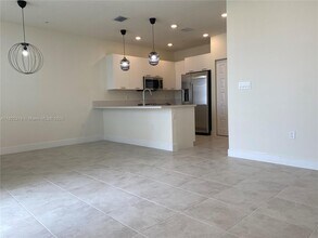 6455 NW 103rd Pl, Unit 303 in Doral, FL - Foto de edificio - Building Photo