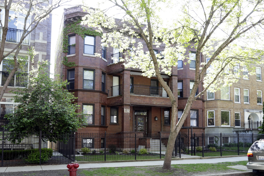 4927 N Winthrop Ave in Chicago, IL - Foto de edificio