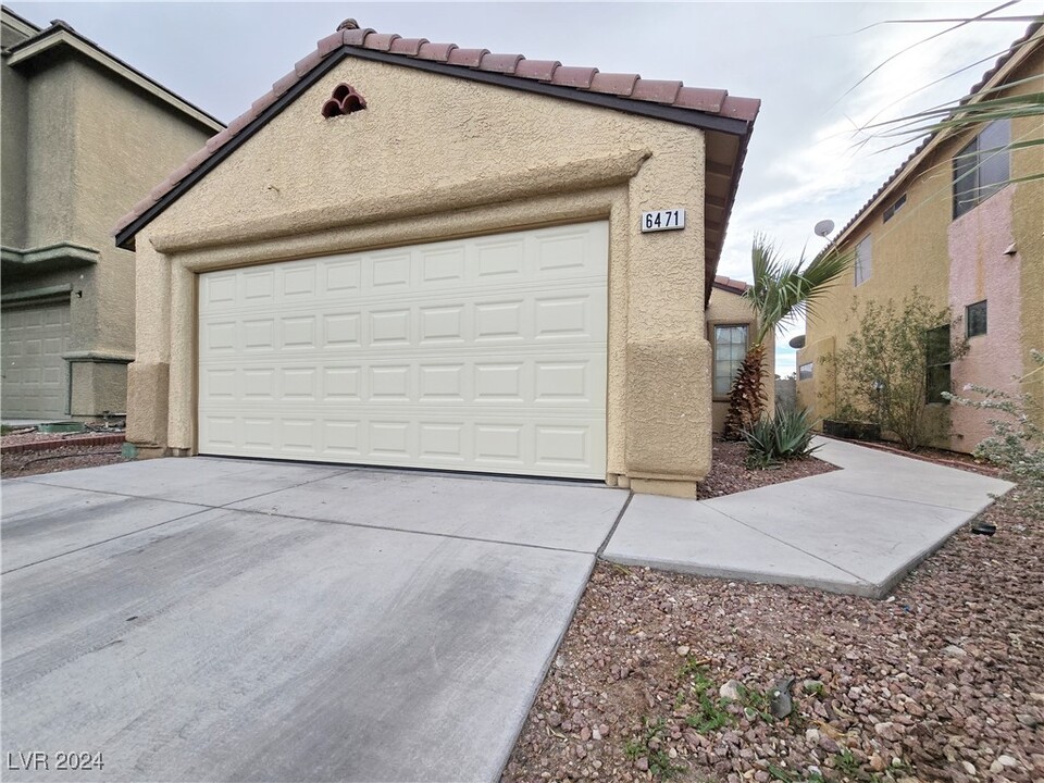 6471 Strongbow Dr in Las Vegas, NV - Building Photo