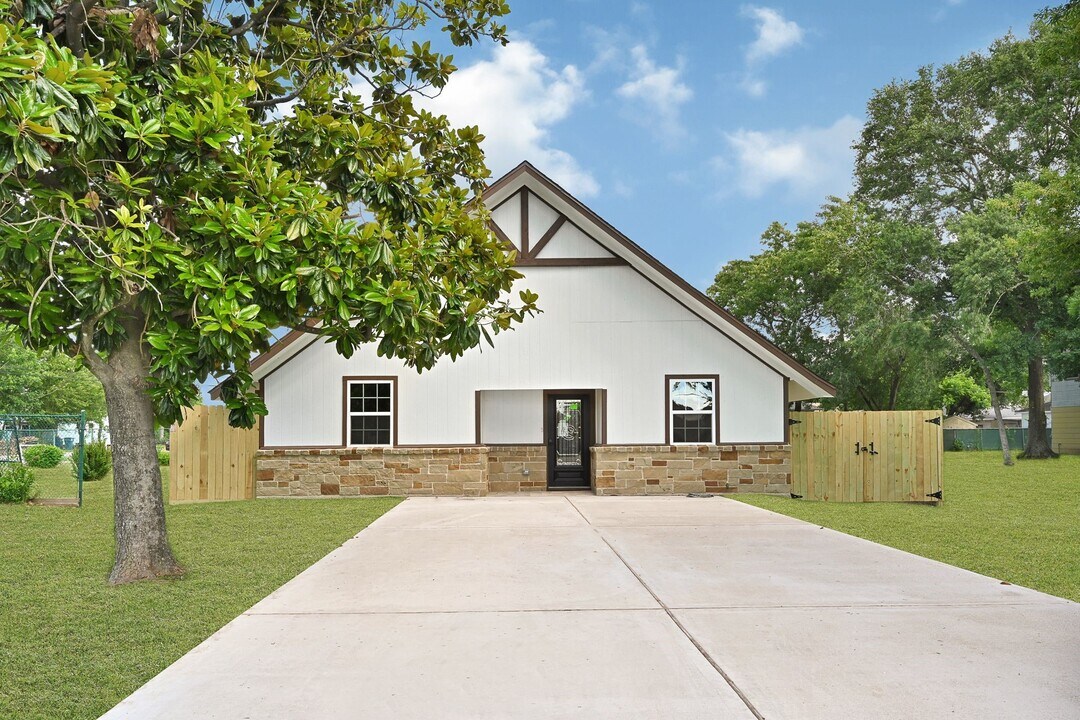304 Michigan St in South Houston, TX - Building Photo