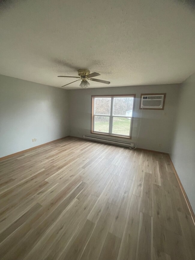124 Earl St in Evansdale, IA - Foto de edificio - Building Photo