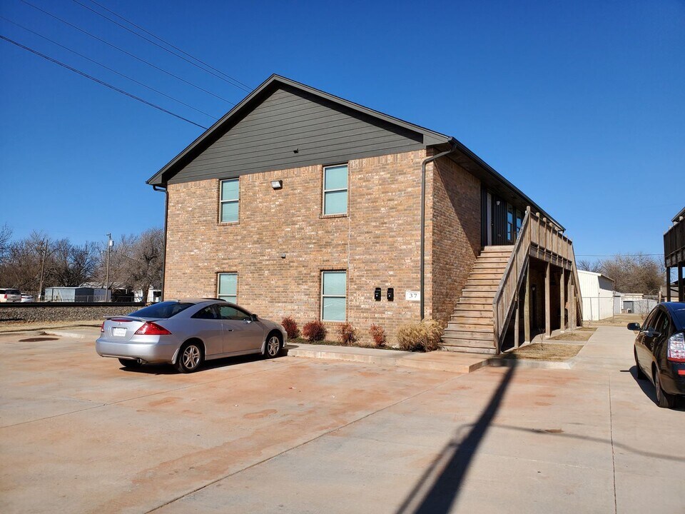 37 W Thatcher St in Edmond, OK - Building Photo