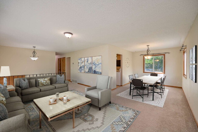 8106 Dakota Ln in Chanhassen, MN - Foto de edificio - Building Photo