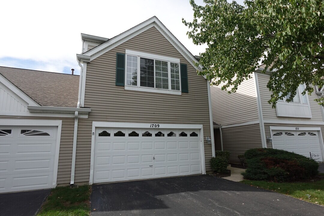 1709 Spaulding Rd in Bartlett, IL - Building Photo