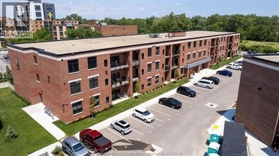3180 Meadowbrook Ln in Windsor, ON - Building Photo - Building Photo