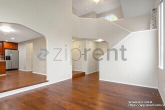 13704 SE 275th St in Kent, WA - Foto de edificio - Building Photo