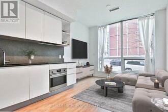 377-377 Madison Ave in Toronto, ON - Building Photo - Building Photo