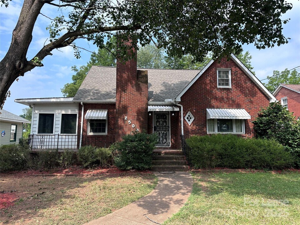 2505 Tuckaseegee Rd in Charlotte, NC - Building Photo